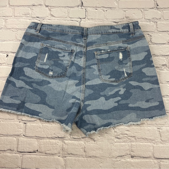 Time and Tru Women's Jean Shorts - Light Blue, Dark Blue, Camo Size 18 Bundle - Picture 7 of 10